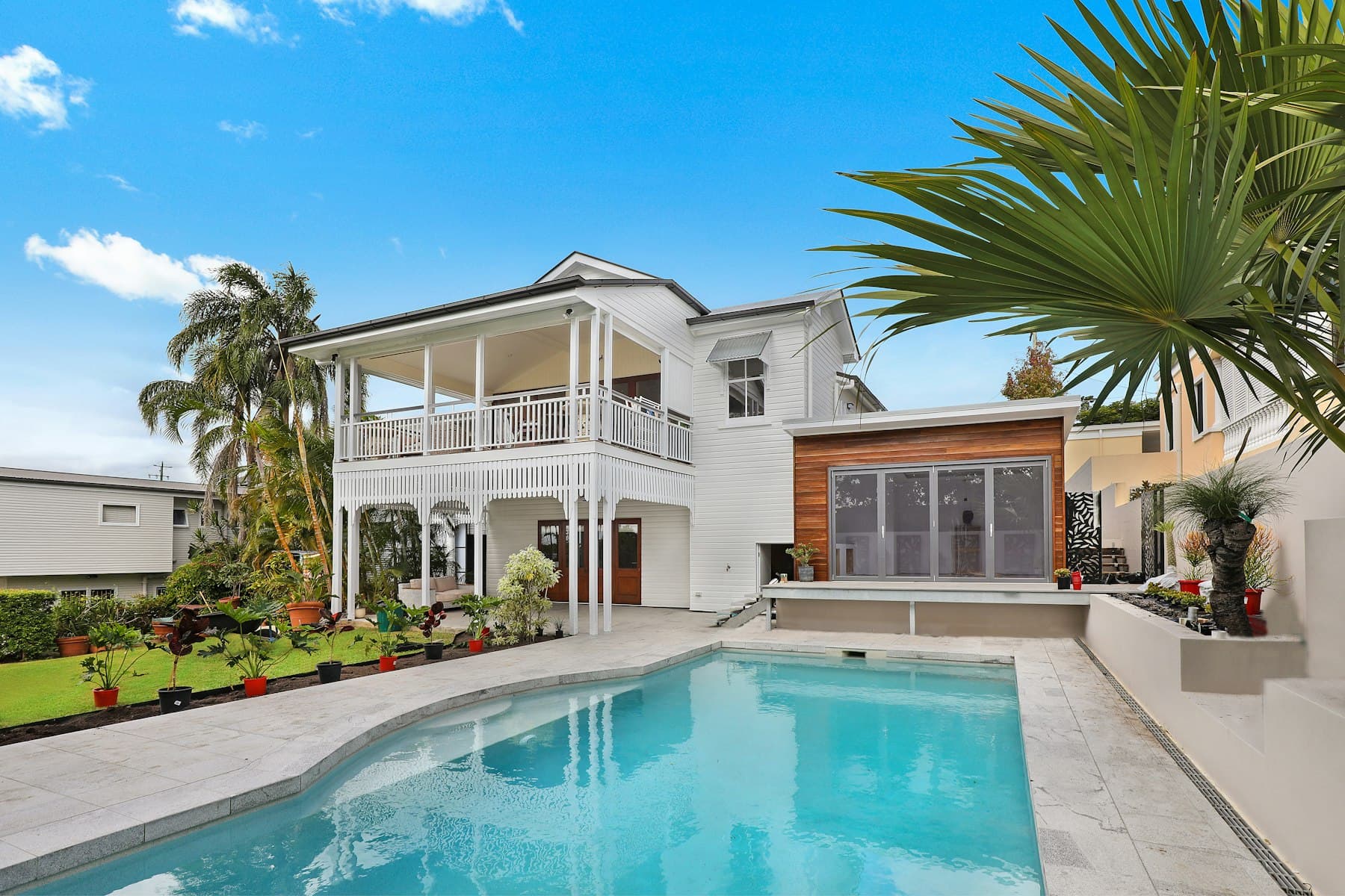 Family villa with garden and pool in a Dubai community
