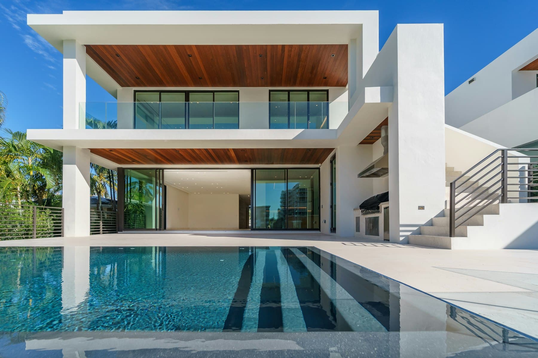 Contemporary white Dubai villa with swimming pool and terrace